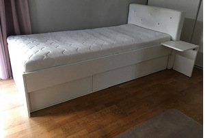 Meblik voodi 90x200 öölaua, voodialuse sahtli ja madratsiga (1 foto / 7)