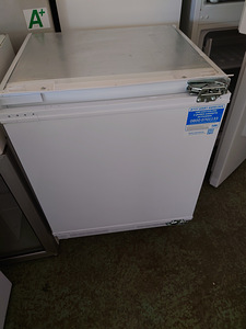 Встроенный маленький холодильник