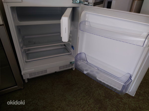 Встроенный маленький холодильник (фото #2)
