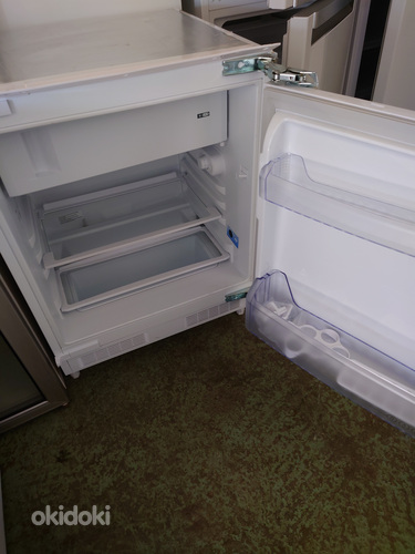 Встроенный маленький холодильник (фото #3)