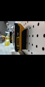 Держатель для аккумулятора Dewalt 20 В (2 фото из 3)