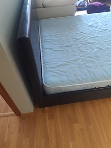 Кровать с матрасом (2 фото из 3)