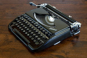 1955a. Väike haruldane trükimasin kirjutusmasin Kolibri (1 foto / 5)