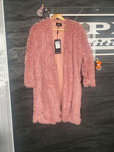 Красивая и стильная нежно-розовая меховая куртка/легкое пальто