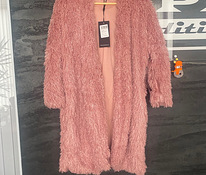 Красивая и стильная нежно-розовая меховая куртка/легкое пальто