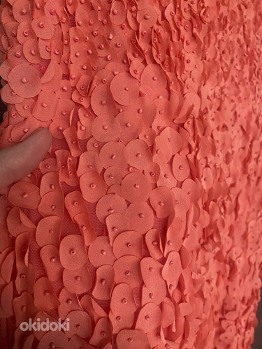 Красивое коктейльное платье Andiata персикового цвета с пайетками (фото #2)