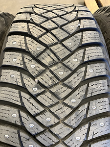 Оригинальные колеса Lexus и шипы Goodyear Ultra Grip Arctic 2 (5 фото из 10)