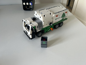 Lego Technic 42167 Mack LR Electric Garbage Truck (1 foto / 2)