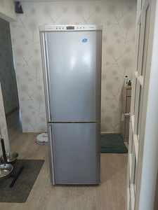 Холодильник Samsung (3 фото из 5)