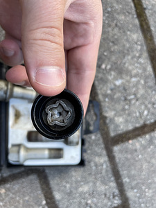 Mercedes Locking Wheel Nuts + Key (3 foto / 4)