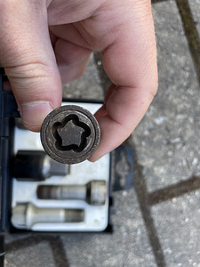 Mercedes Locking Wheel Nuts + Key (4 foto / 4)