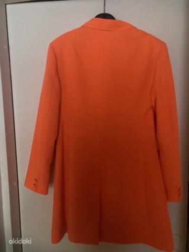 Приличная неоновая оранжевая куртка (длиннее) на 38 размер (фото #2)