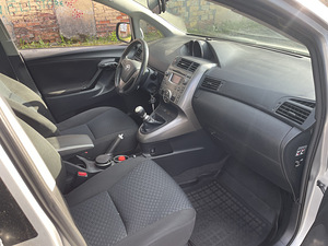 Toyota Verso (8 foto / 11)