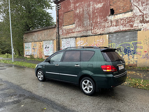 Toyota Avensis Verso (9 foto / 11)