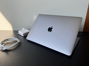 MacBook Pro 13” 2022 l M2 l 8gb RAM l 256gb (3 foto / 8)