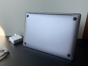MacBook Pro 13” 2022 l M2 l 8gb RAM l 256gb (6 foto / 8)