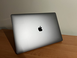 Macbook Pro 15” Retina i7 16gb 256gb 2017 (3 foto / 7)