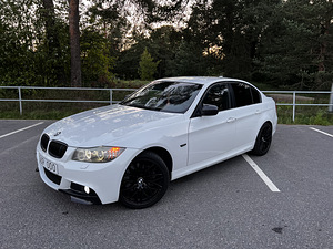 BMW E90 335D M пакет Alpinweiss 2/M пакет (1 фото из 10)