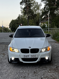 BMW E90 335D M пакет Alpinweiss 2/M пакет (8 фото из 10)