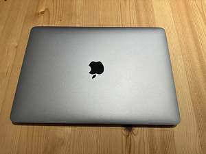 Apple MacBook Pro 13" 2017 / i7 2.5GHz / 16GB RAM /256GB SSD (4 foto / 10)