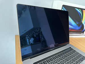 Apple MacBook Pro 15" 2018 / i7 2.2GHz / 16GB RAM /256GB SSD (2 foto / 9)