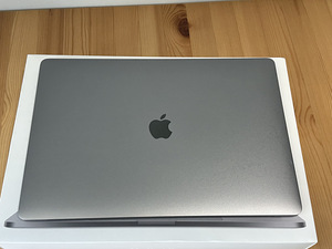 Apple MacBook Pro 15" 2018 / i7 2.2GHz / 16GB RAM /256GB SSD (4 foto / 9)