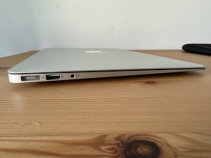 Apple MacBook Air 13" 2017 / i5 1.8GHz / 8GB RAM / 128GB SSD (4 foto / 9)