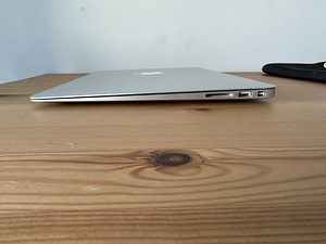 Apple MacBook Air 13" 2017 / i5 1.8GHz / 8GB RAM / 128GB SSD (5 foto / 9)