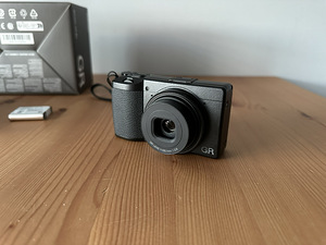 Ricoh GR IIIx, tehtud ainult 25 pilti! + 2 akut + 128GB SD (2 foto / 10)