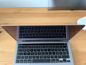 Apple MacBook Pro 13 2020/ M1 /16GB RAM / 256GB SSD (3 foto / 10)