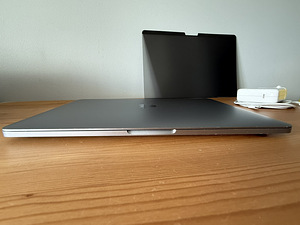 Apple MacBook Pro 13 2020/ M1 /16GB RAM / 256GB SSD (7 foto / 10)