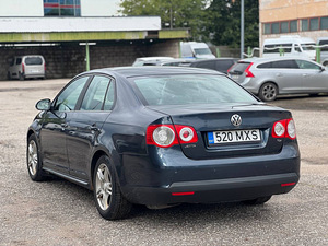 VOLKSWAGEN JETTA (4 foto / 8)