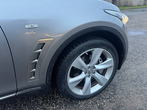 INFINITI FX37 (13 foto / 13)