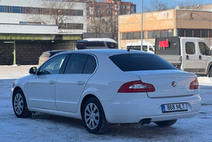 SKODA SUPERB (4 foto / 8)