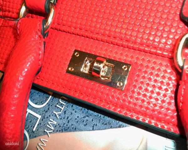 Чудная маленькая красная кожаная сумочка, новая (фото #6)
