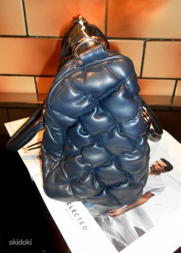 Объемная синяя стеганая сумка с золотой фурнитурой, новая (фото #8)