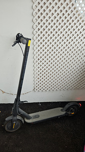 Электросамокат Xiaomi Mi Electric Scooter Essential (2 фото из 8)