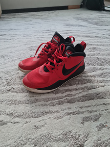 Nike korvpallijalatsid, 38,5 (1 foto / 2)