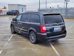 Lancia Voyager Stow & Go S Edition (3 фото из 10)
