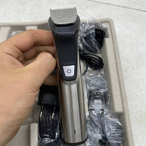 Набор триммера 14 в 1 Philips Multigroom 7000 Series (4 фото из 9)