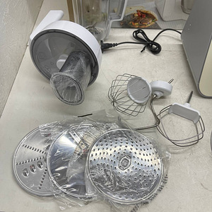 LOT! Bosch MUM5 MUM58L20 CreationLine köögikombain 3,9 L (7 foto / 10)