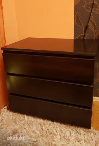 Темно-коричневые шкафы, комод (фото #4)