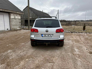 VW Touareg (2 фото из 5)