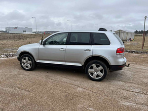 VW Touareg (4 фото из 5)