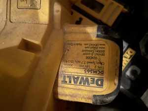 М: Аккумуляторная цепная пила Dewalt DCM565 (3 фото из 3)