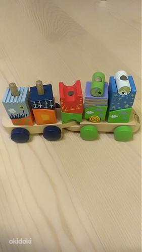 Поезд из массивных деревянных блоков (фото #1)