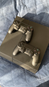 PlayStation 4 + два пульта (1 фото из 1)