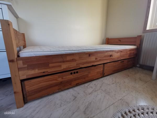 Кровать из массива дерева с матрасом (фото #2)