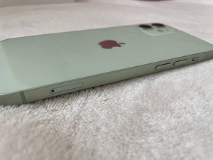 iPhone 12 (1 foto / 8)