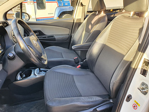 Toyota Yaris Hybrid 2014 (5 foto / 15)
